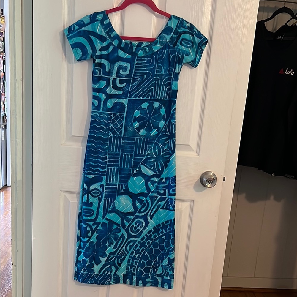 Blue Sheath Midi Dress with Scoop Neck and Short Sleeves